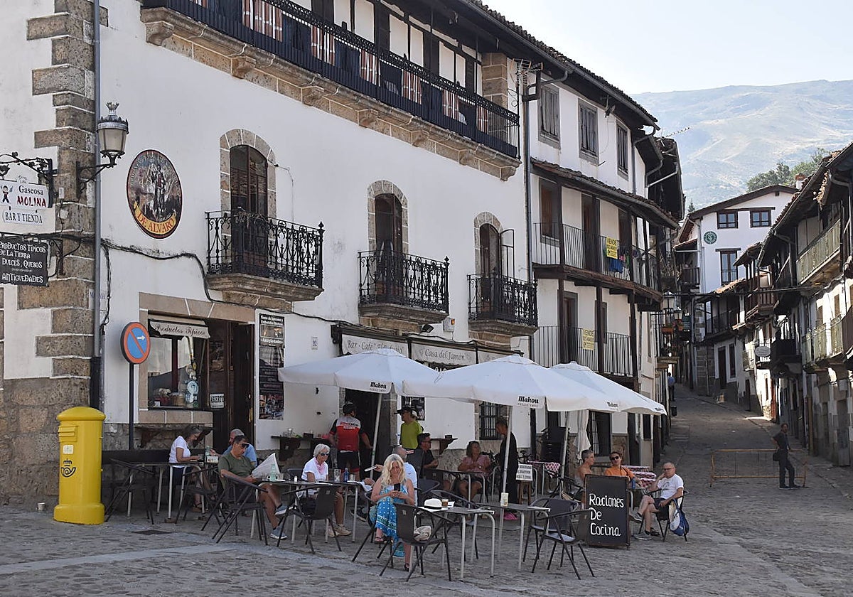 Imagen de archivo de varias personas en una terraza en el centro de Candelario, uno de los municipios más turísticos de la provincia.