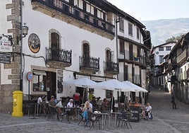 Imagen de archivo de varias personas en una terraza en el centro de Candelario, uno de los municipios más turísticos de la provincia.