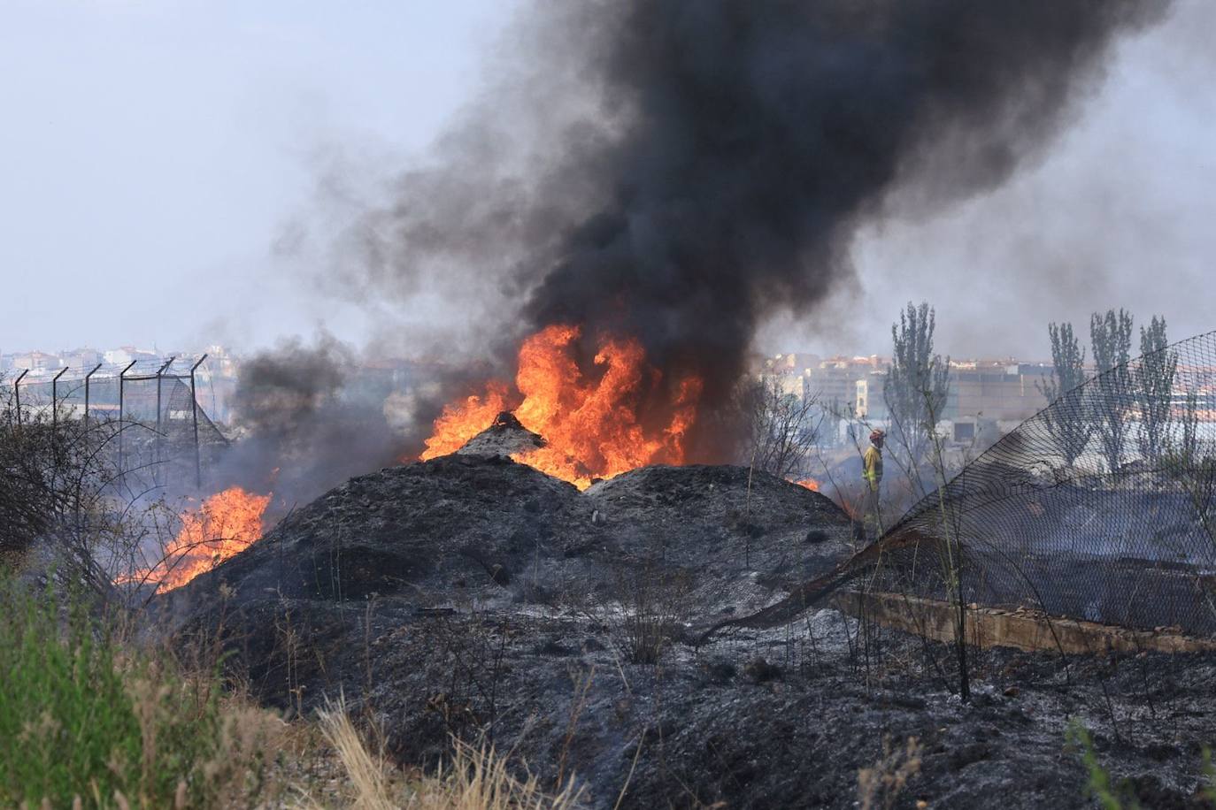 Así ha sido el espectacular despliegue por el aparatoso incendio declarado en el polígono de Los Montalvos
