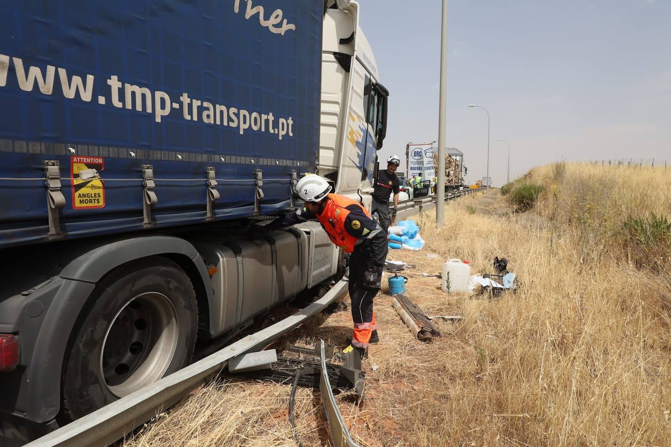 Así han quedado los camiones implicados en el accidente en la A-62