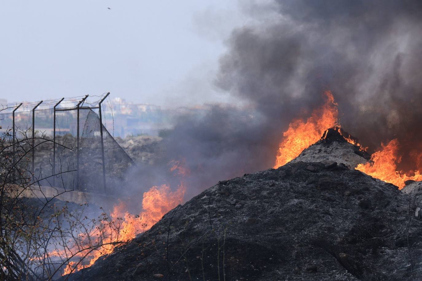 Así ha sido el espectacular despliegue por el aparatoso incendio declarado en el polígono de Los Montalvos