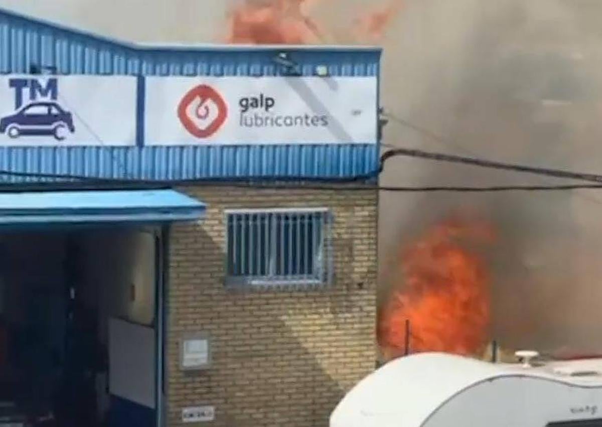 Imagen secundaria 1 - Alarma por un aparatoso incendio declarado en el polígono de Los Montalvos