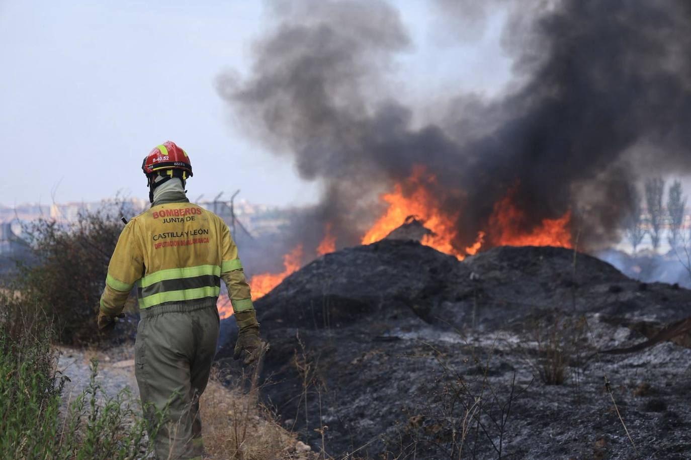 Así ha sido el espectacular despliegue por el aparatoso incendio declarado en el polígono de Los Montalvos