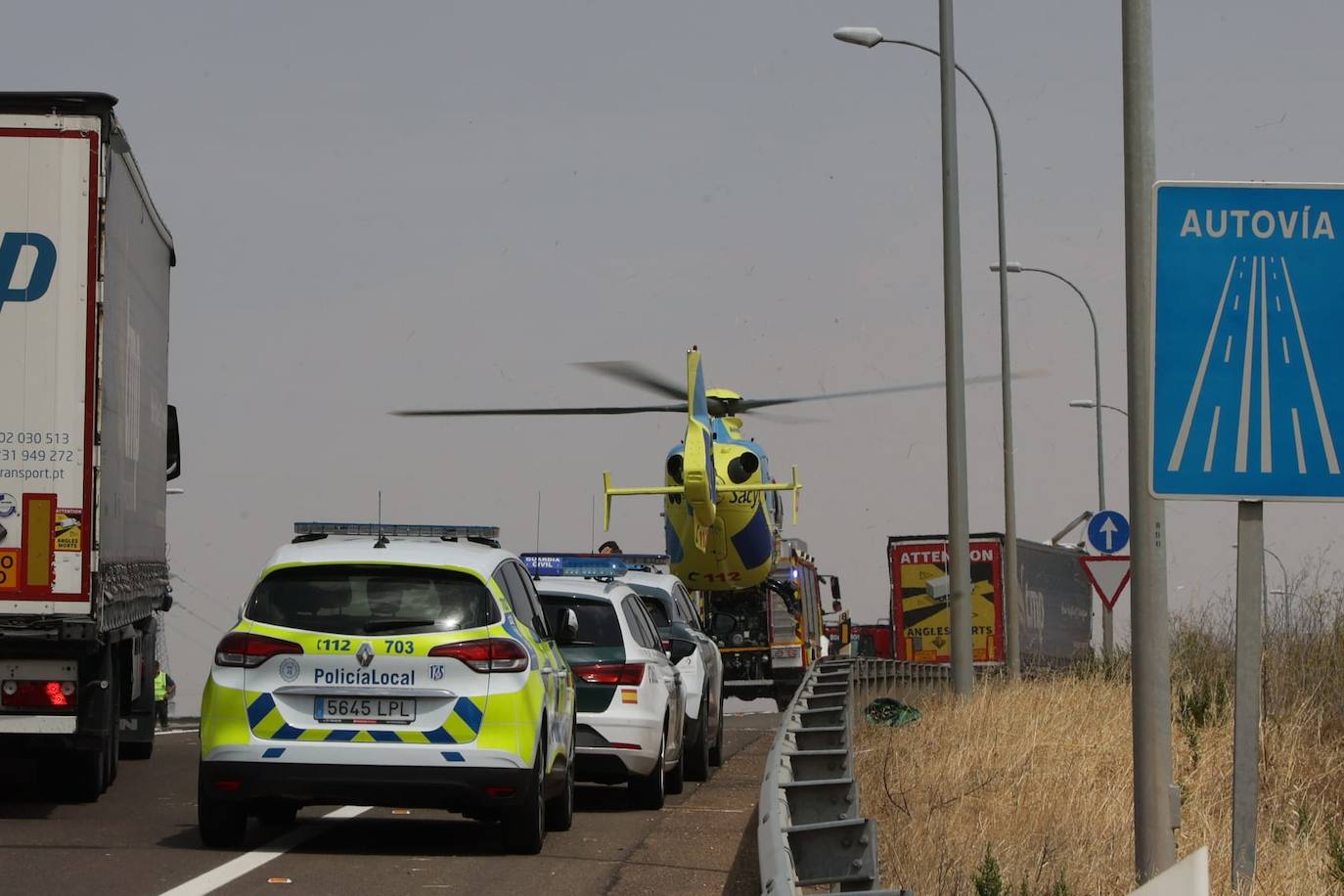 Así han quedado los camiones implicados en el accidente en la A-62