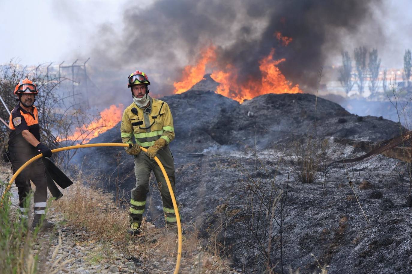Así ha sido el espectacular despliegue por el aparatoso incendio declarado en el polígono de Los Montalvos