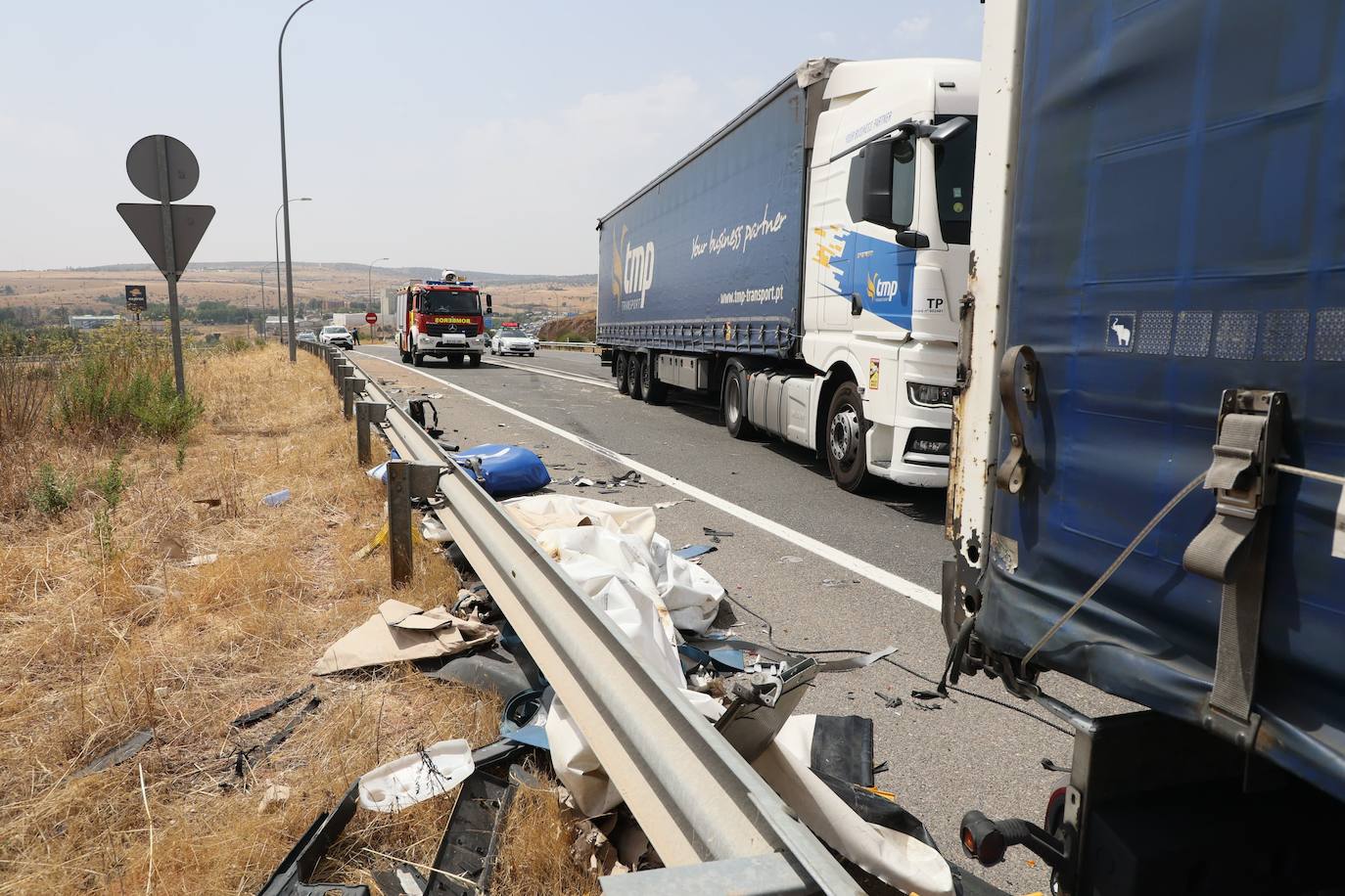 Así han quedado los camiones implicados en el accidente en la A-62