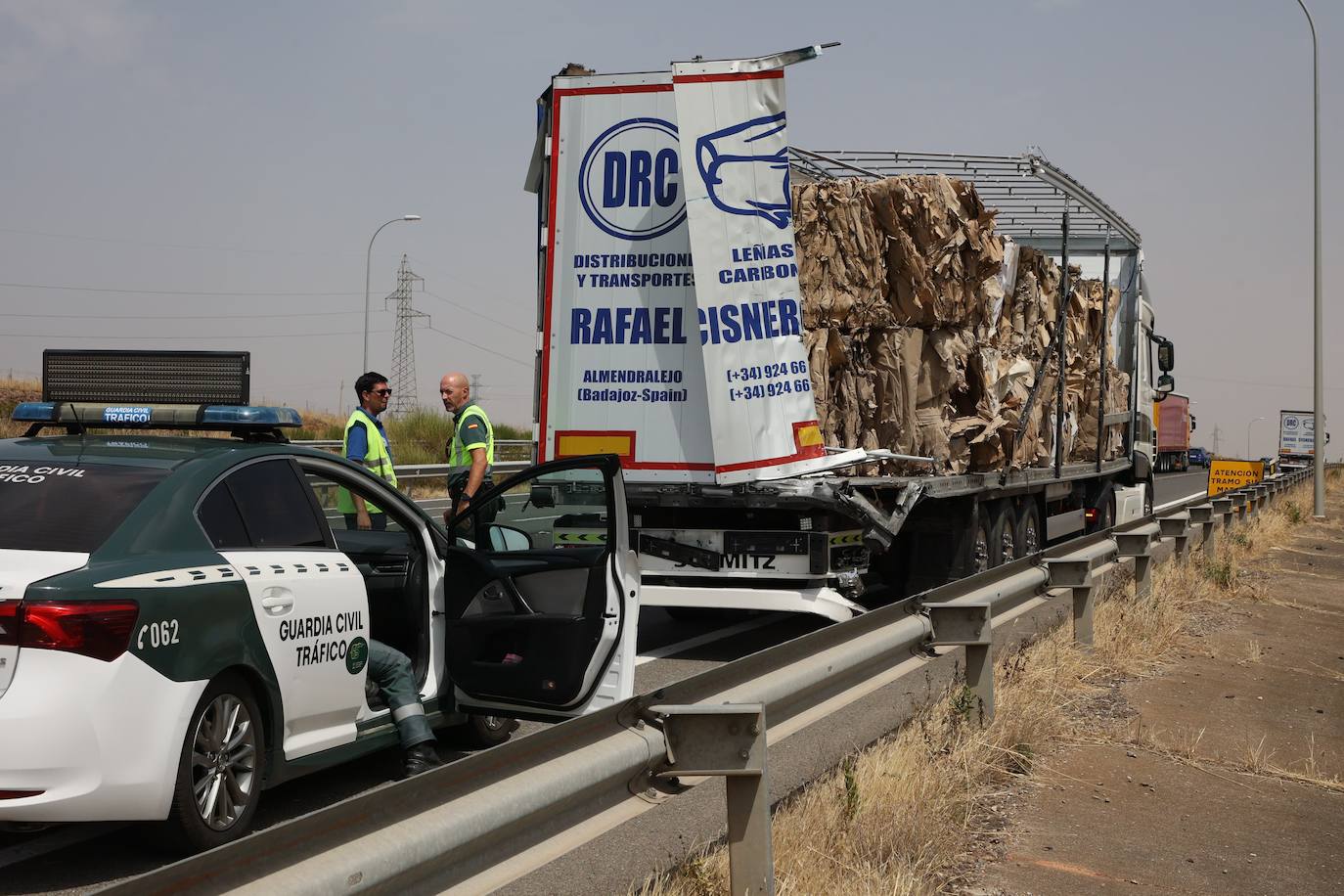 Así han quedado los camiones implicados en el accidente en la A-62