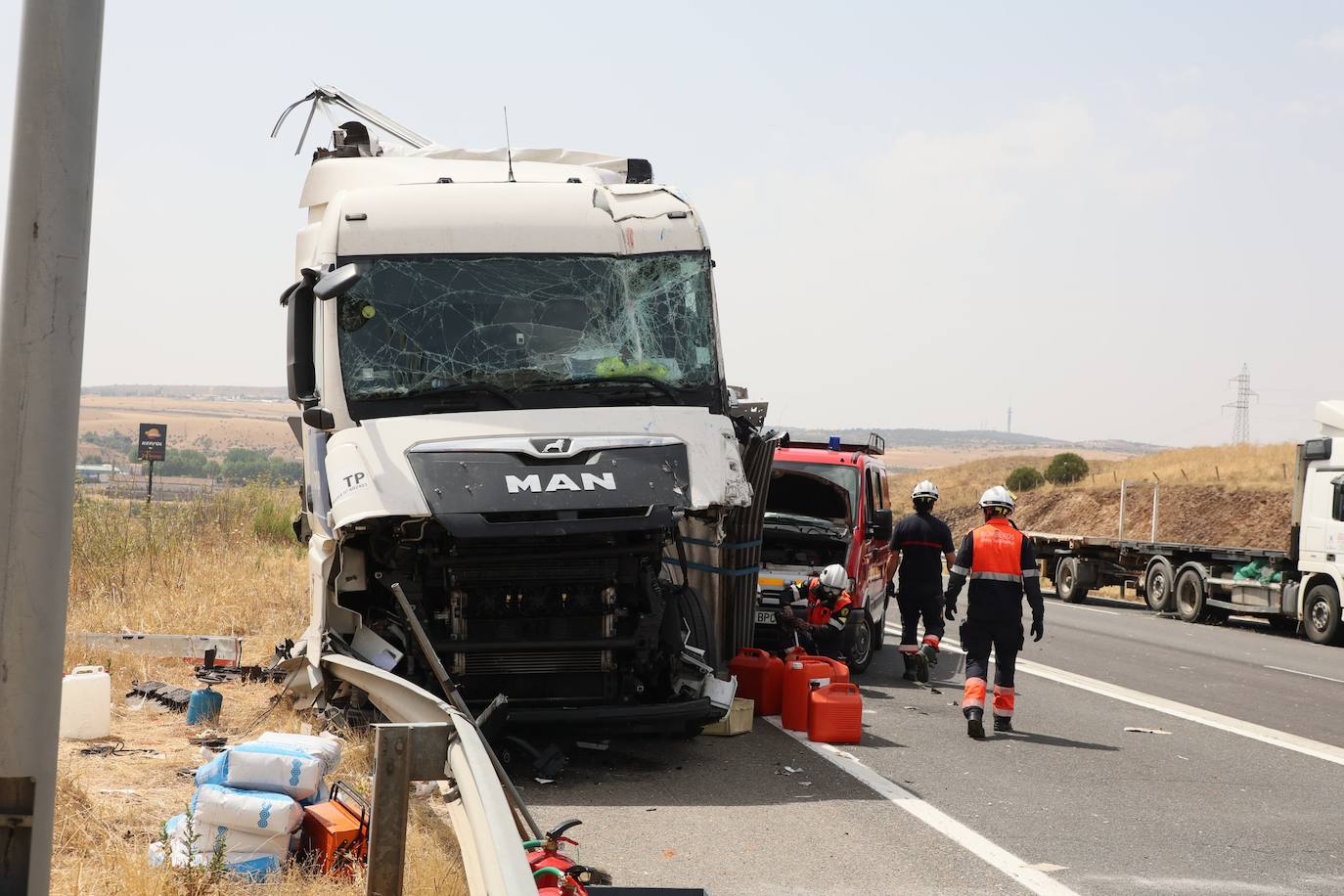 Así han quedado los camiones implicados en el accidente en la A-62