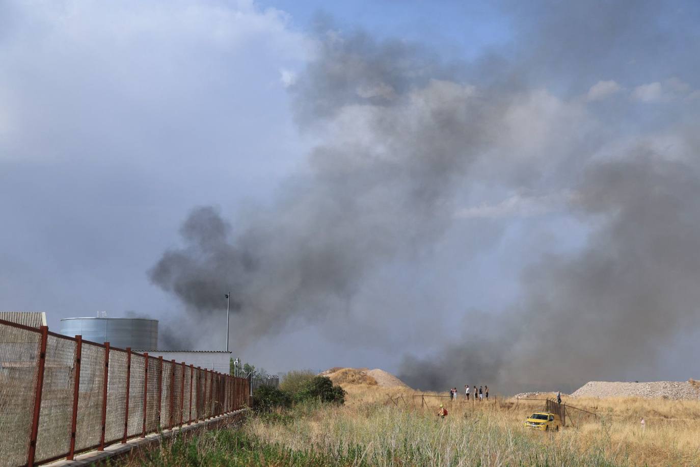 Así ha sido el espectacular despliegue por el aparatoso incendio declarado en el polígono de Los Montalvos