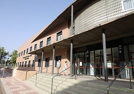 Pacientes entrando en el centro de salud de Garrido Norte.
