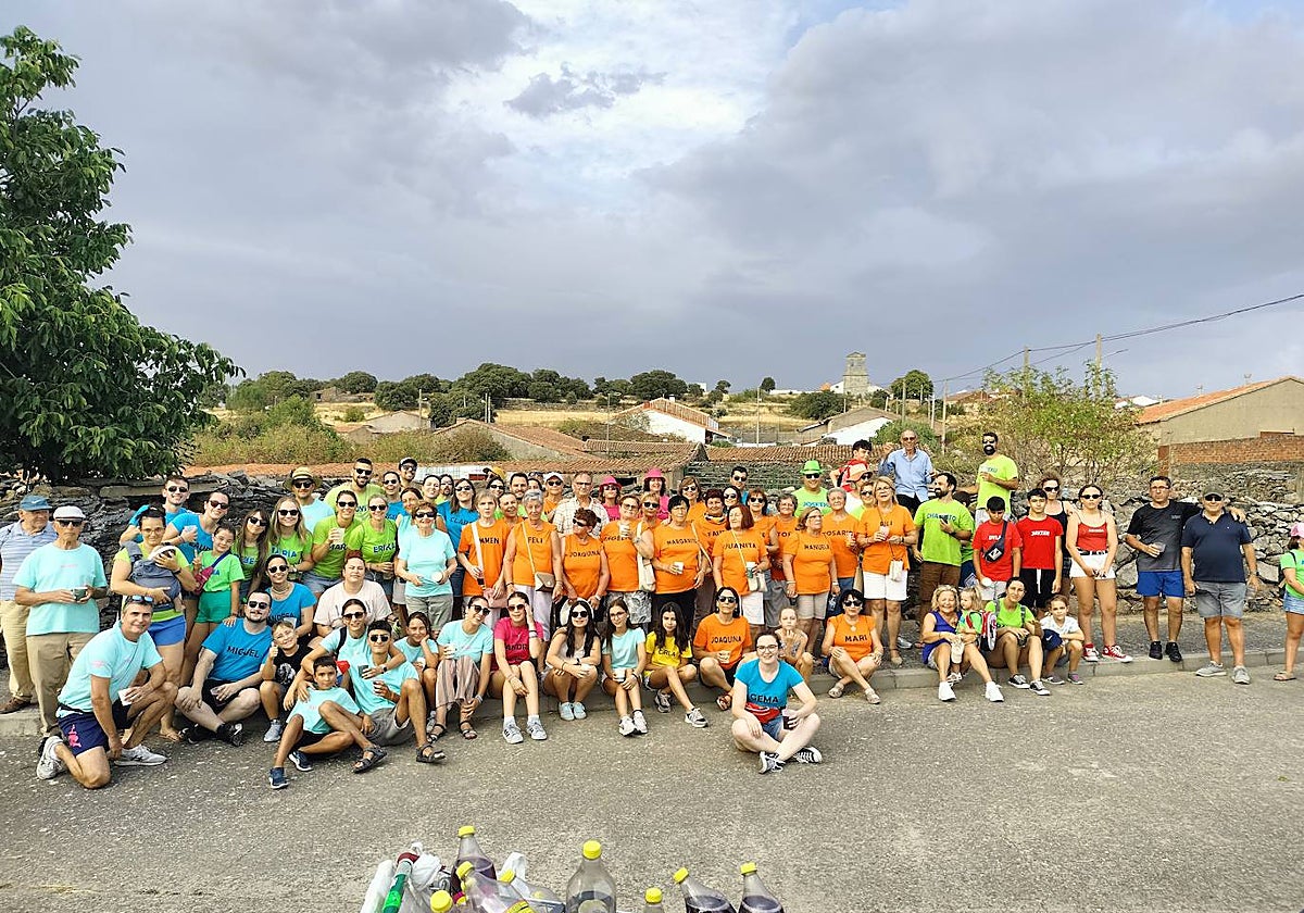 Colorido desfile de peñas para cerrar la fiesta en Berrocal de Salvatierra