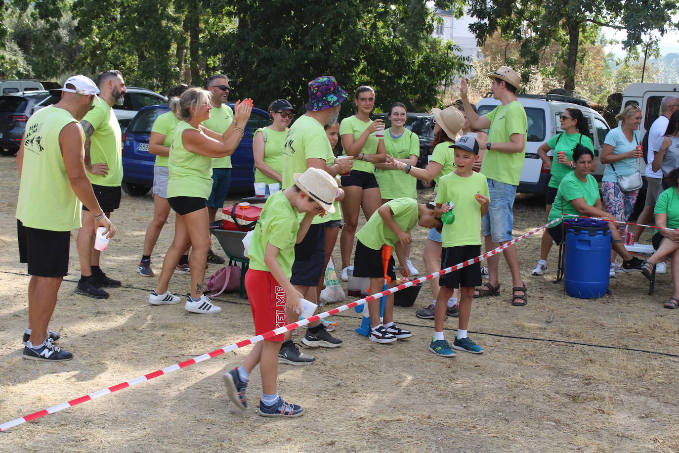 Las peñas animan el inicio de la semana festiva de Linares de Riofrío
