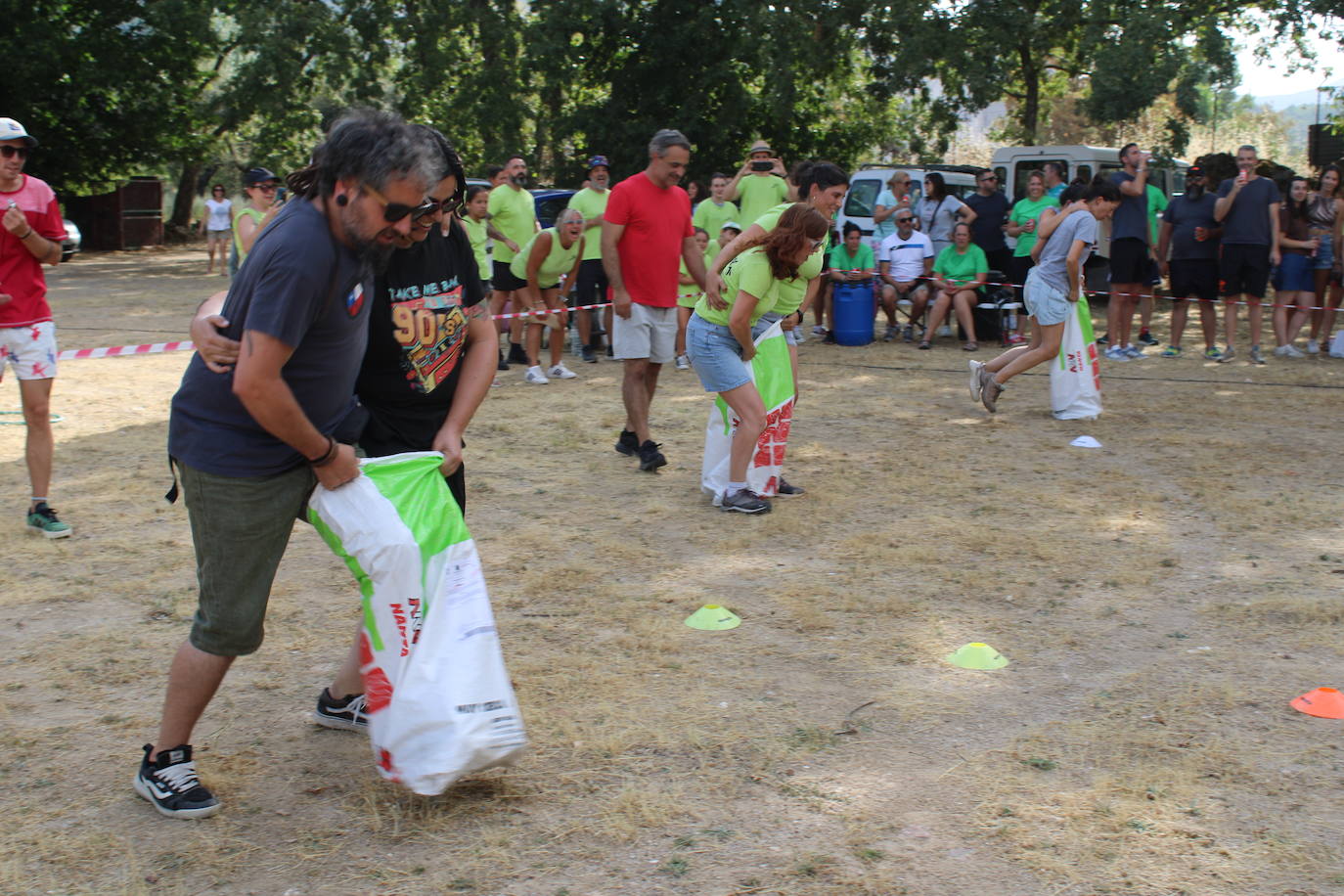 Las peñas animan el inicio de la semana festiva de Linares de Riofrío