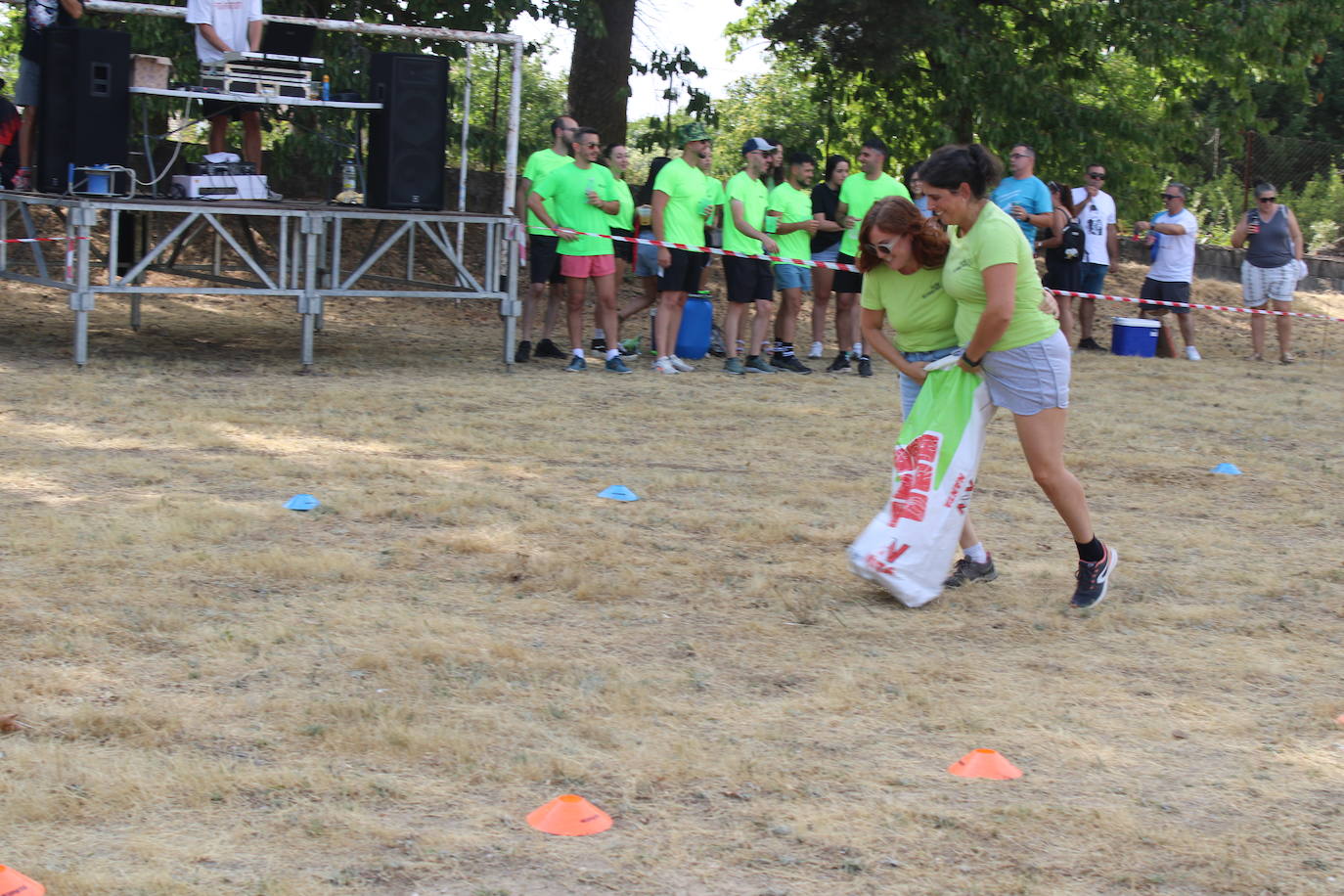 Las peñas animan el inicio de la semana festiva de Linares de Riofrío