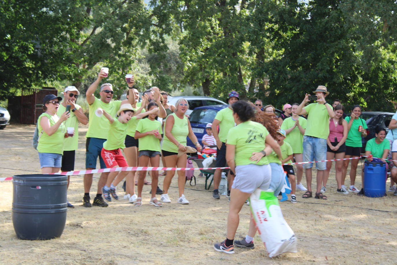 Las peñas animan el inicio de la semana festiva de Linares de Riofrío