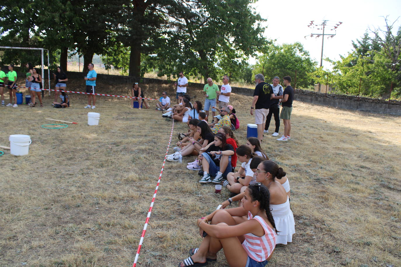 Las peñas animan el inicio de la semana festiva de Linares de Riofrío