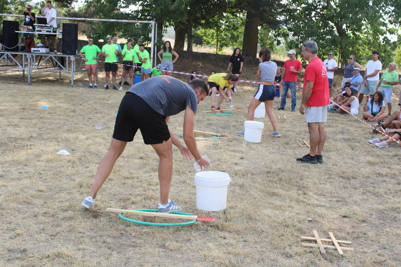 Las peñas animan el inicio de la semana festiva de Linares de Riofrío