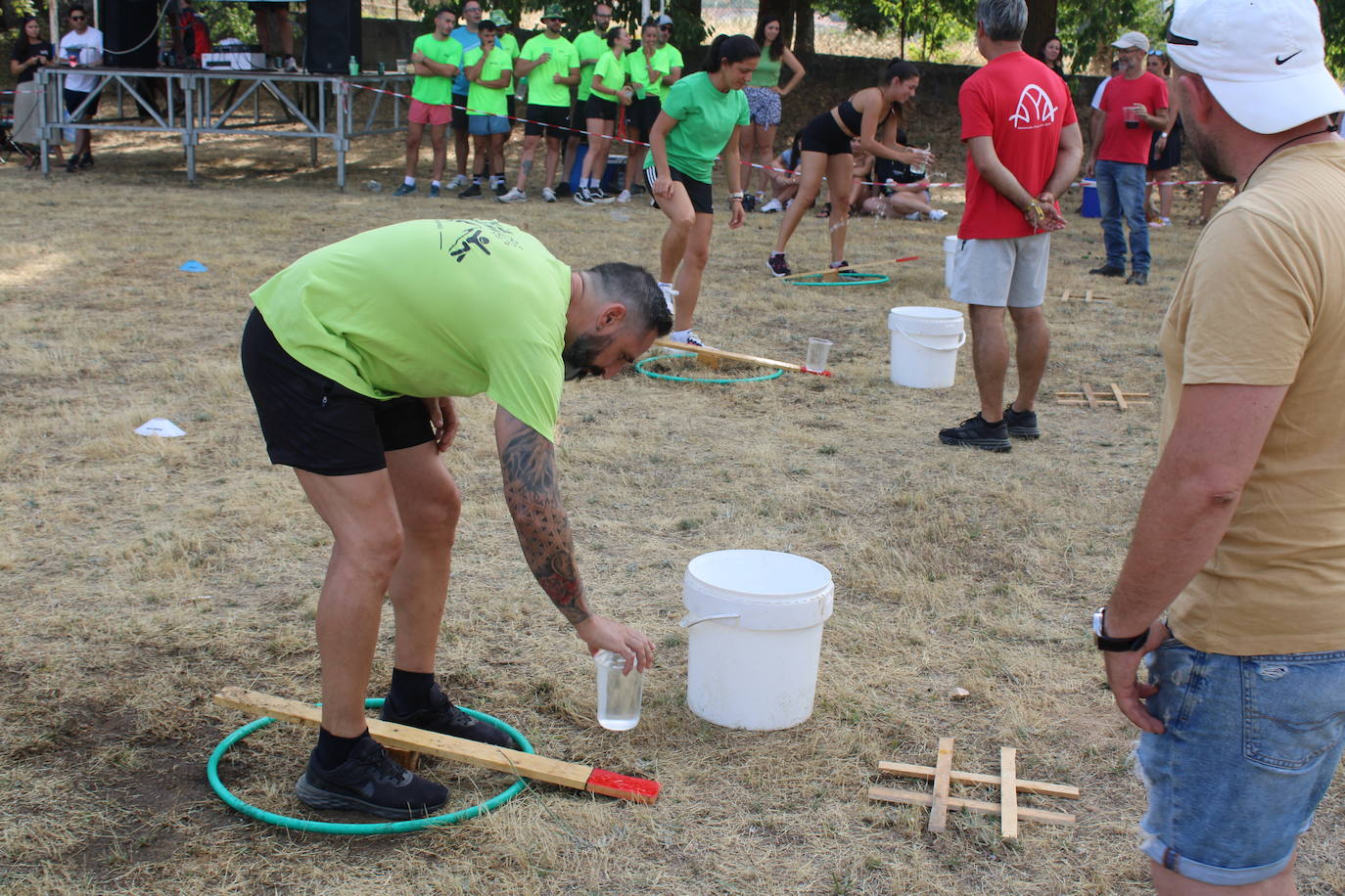 Las peñas animan el inicio de la semana festiva de Linares de Riofrío