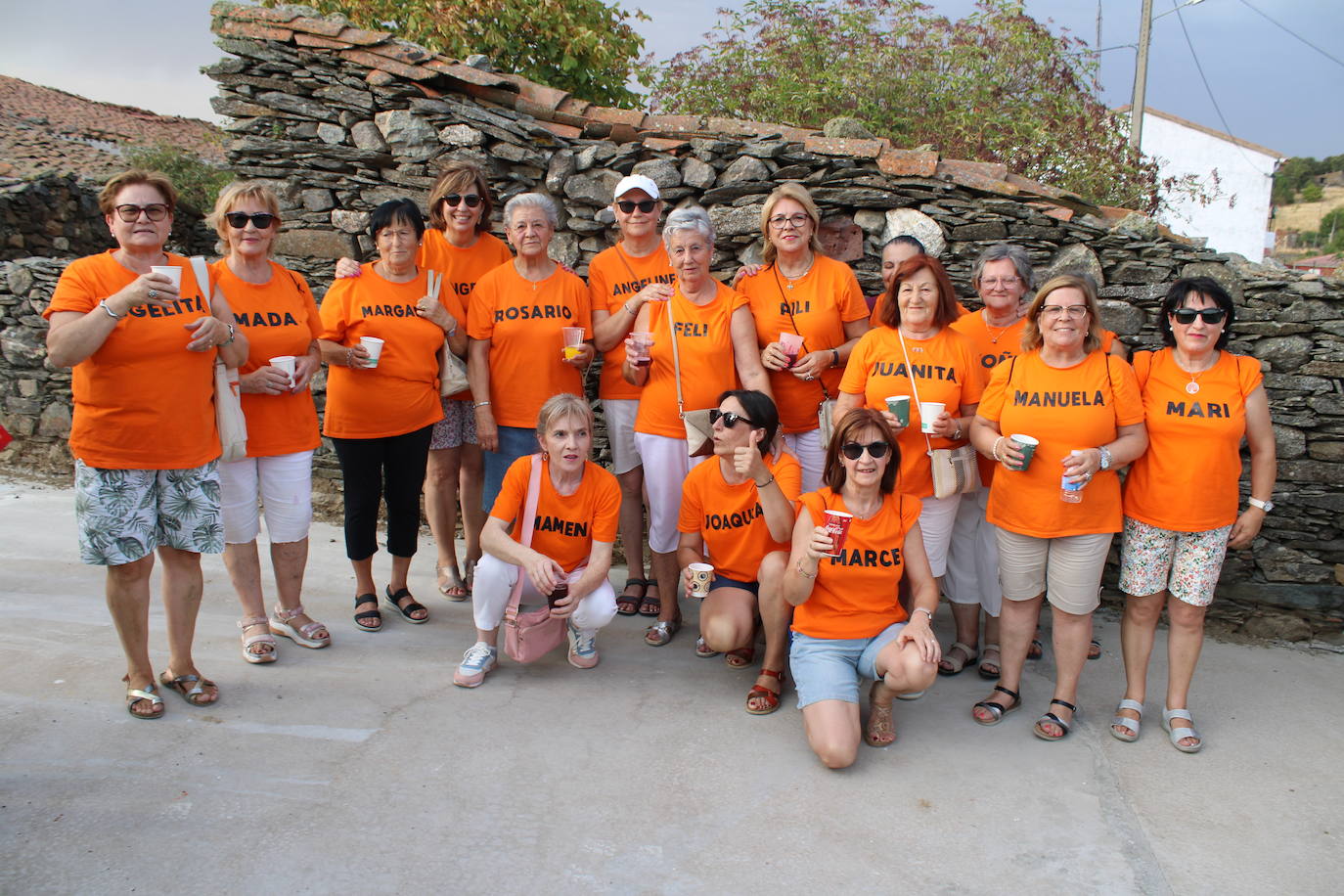 Colorido desfile de peñas para cerrar la fiesta en Berrocal de Salvatierra