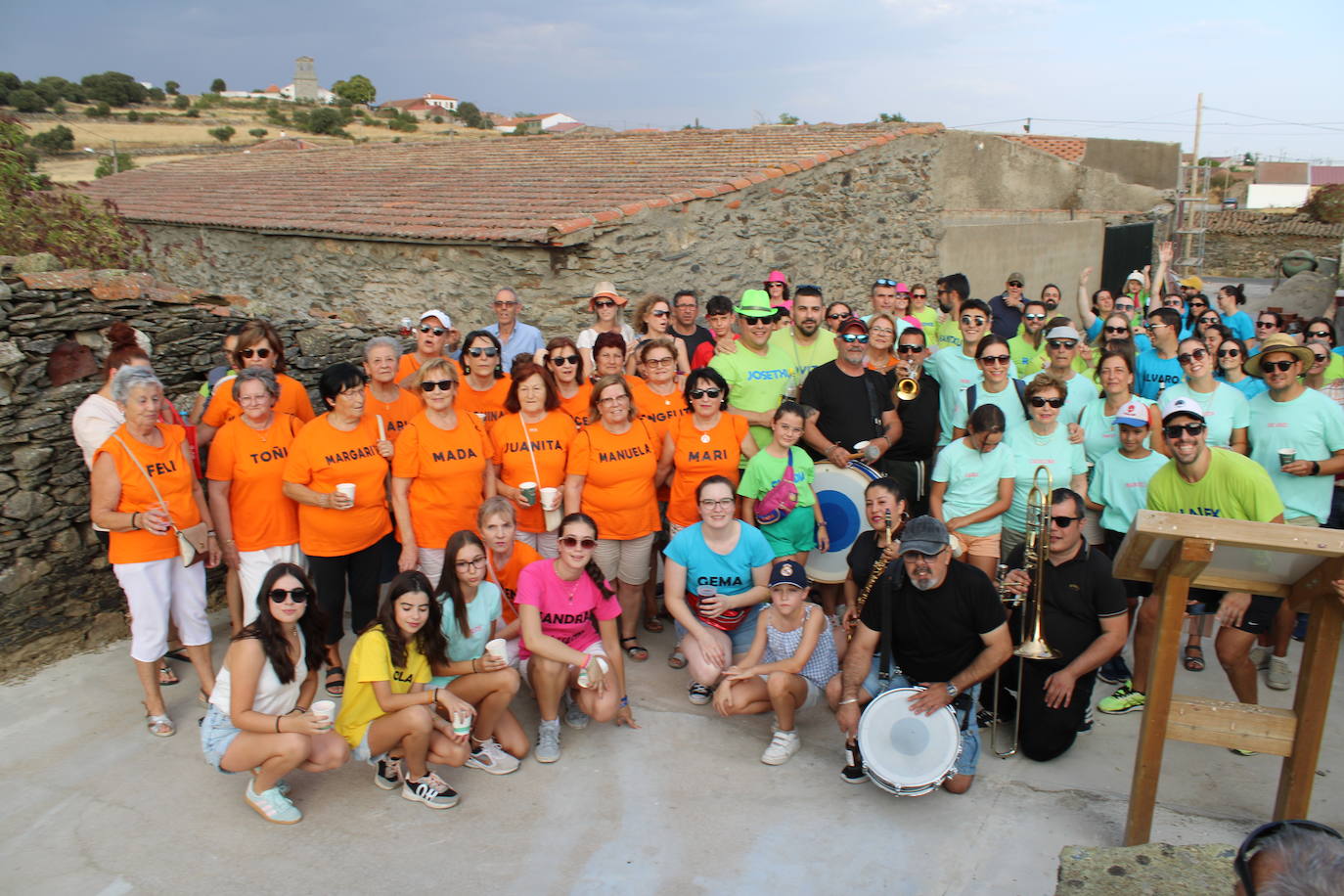 Colorido desfile de peñas para cerrar la fiesta en Berrocal de Salvatierra