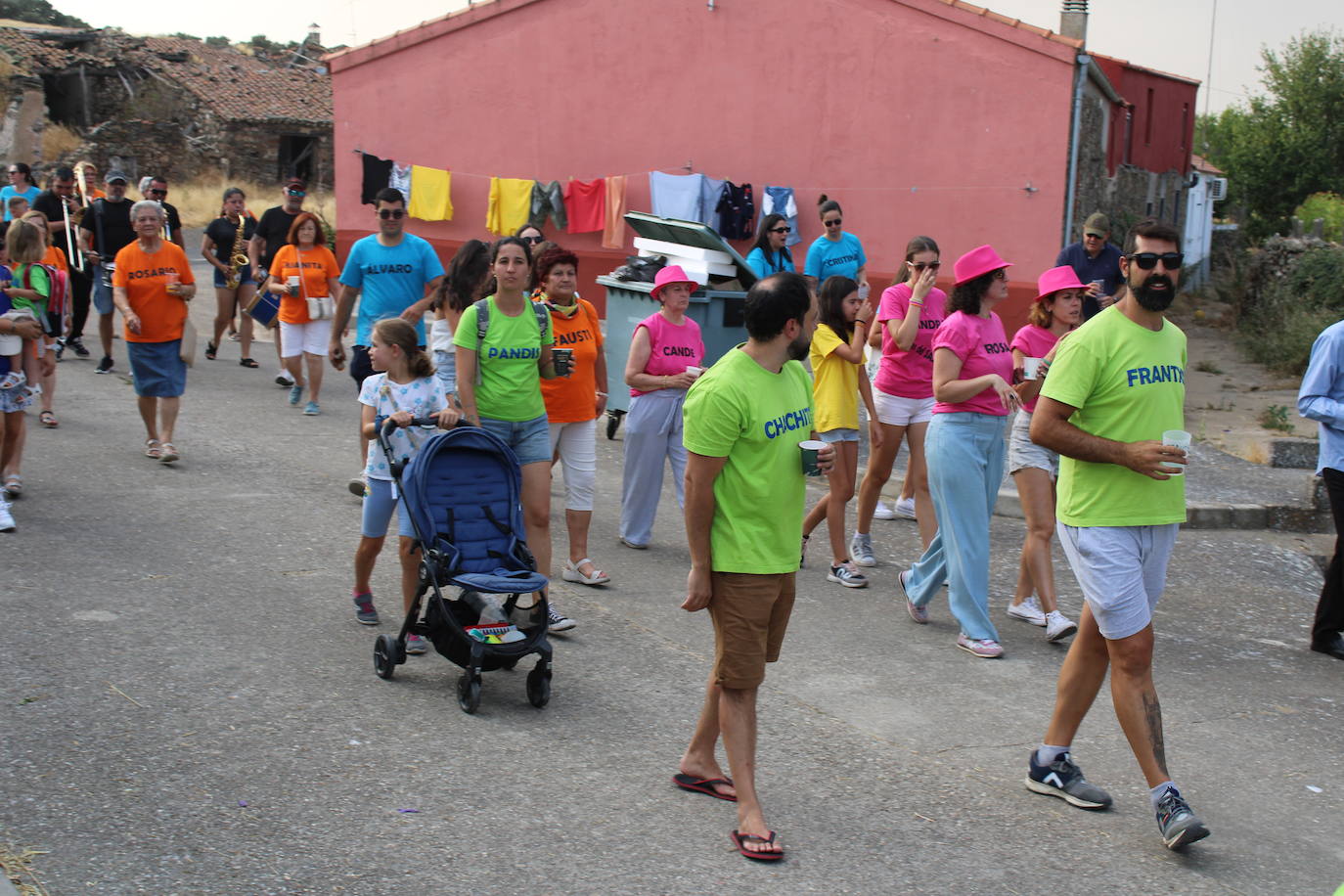Colorido desfile de peñas para cerrar la fiesta en Berrocal de Salvatierra