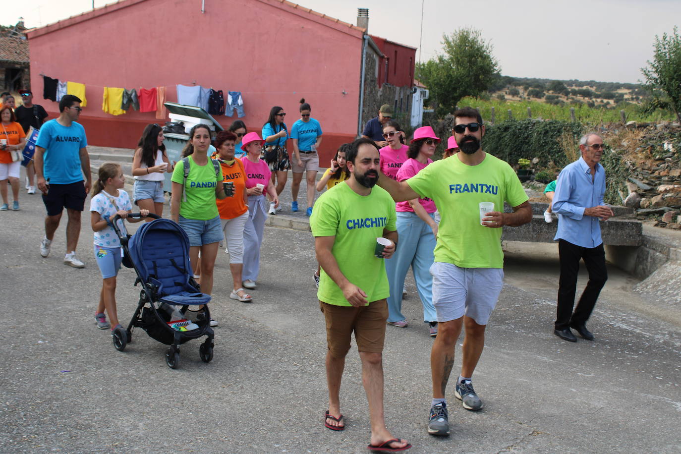 Colorido desfile de peñas para cerrar la fiesta en Berrocal de Salvatierra