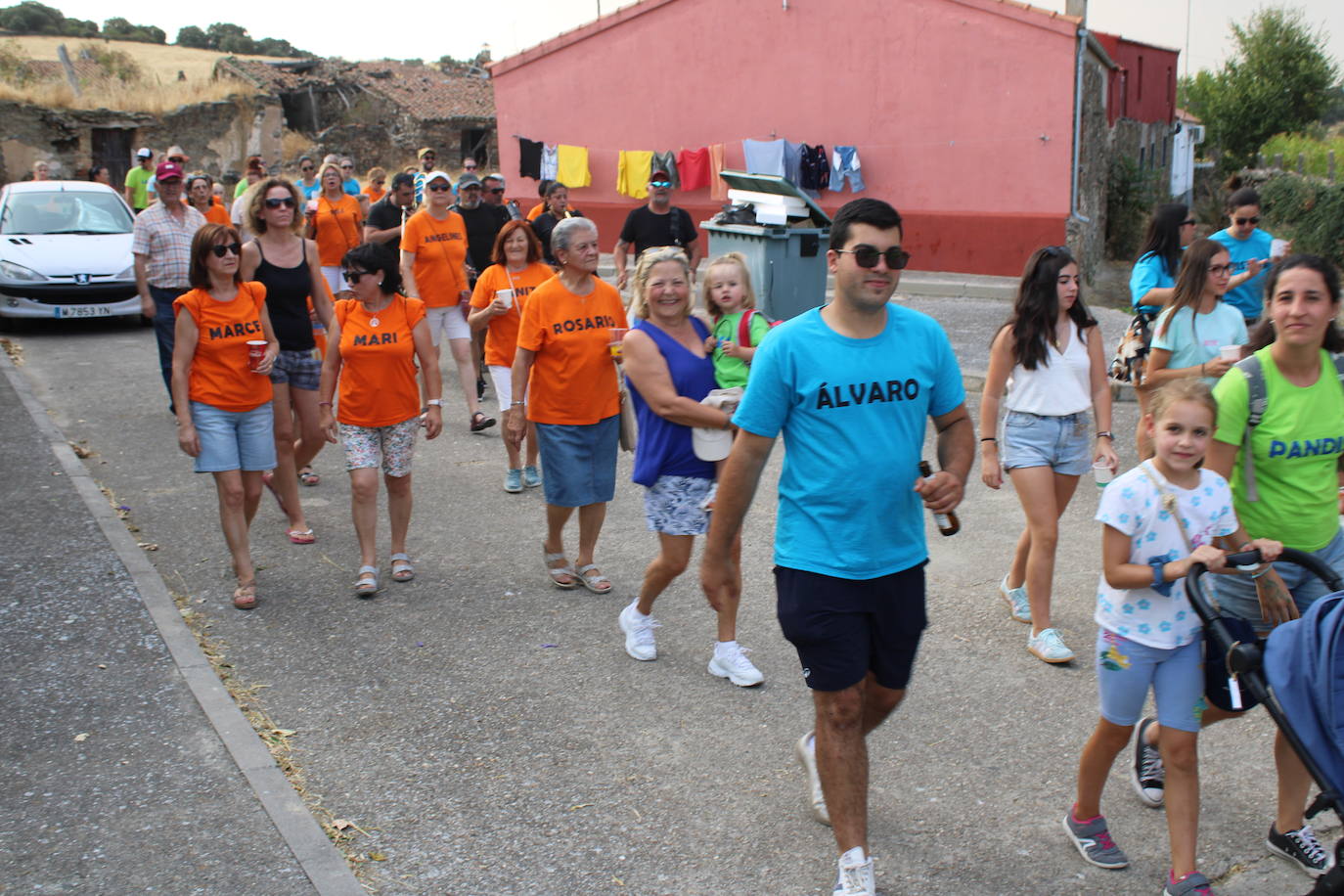 Colorido desfile de peñas para cerrar la fiesta en Berrocal de Salvatierra