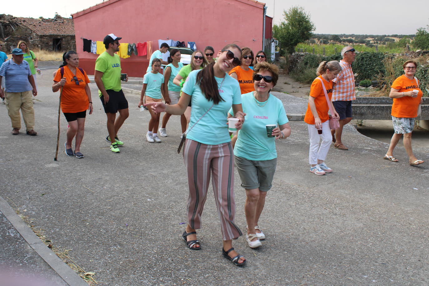 Colorido desfile de peñas para cerrar la fiesta en Berrocal de Salvatierra