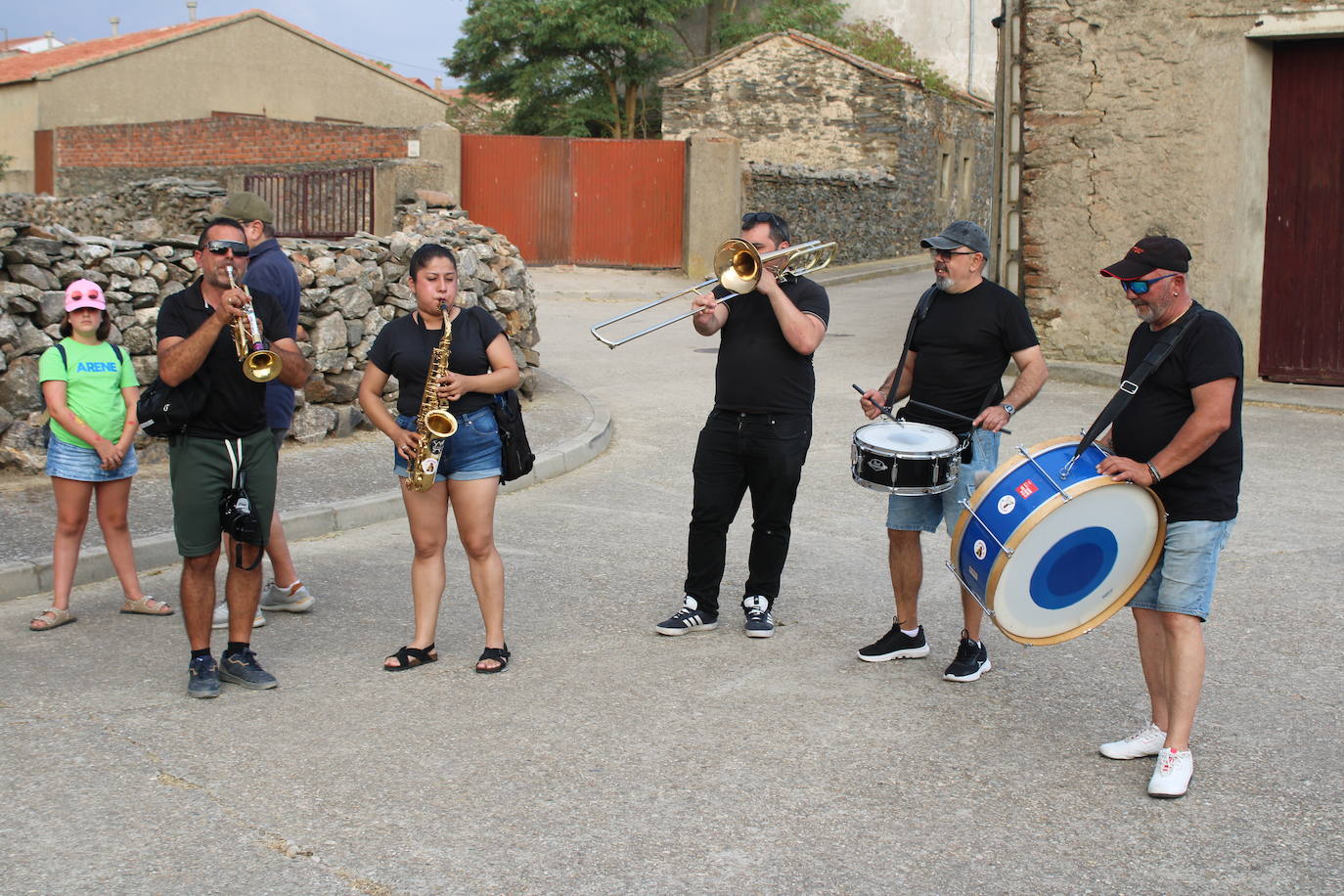 Colorido desfile de peñas para cerrar la fiesta en Berrocal de Salvatierra