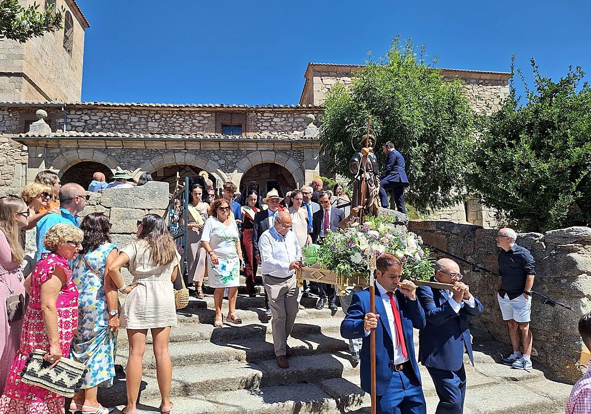 Imagen de la procesión del 16 de agosto, con San Roque en primer plano y, tras él, la Asunción.