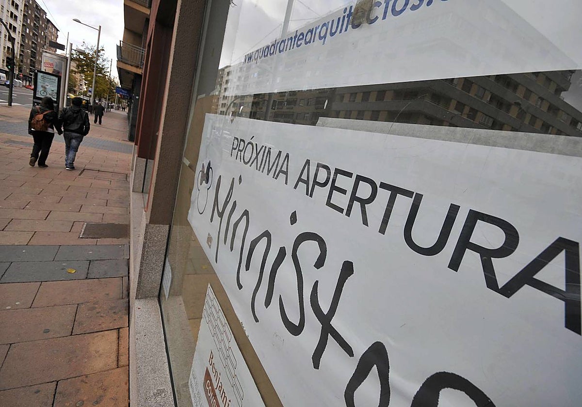 Cartel de 'Próxima apertura' en un escaparate.