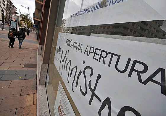 Cartel de 'Próxima apertura' en un escaparate.