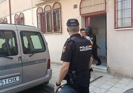 La Policía Nacional, deteniendo al acusado.
