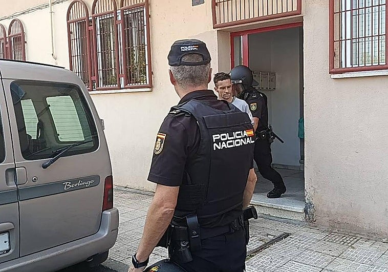 La Policía Nacional, deteniendo al acusado.