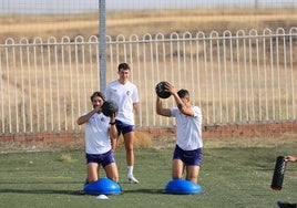 Davo observa a Mancebo y Servetti trabajar con el balón medicinal.