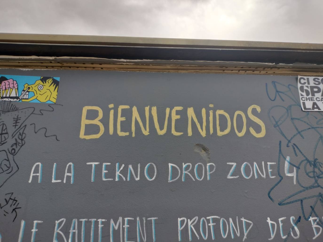 Ni el viento ni el dispositivo de la Guardia Civil frenan la rave de Salvatierra pese a que pierde fuerza