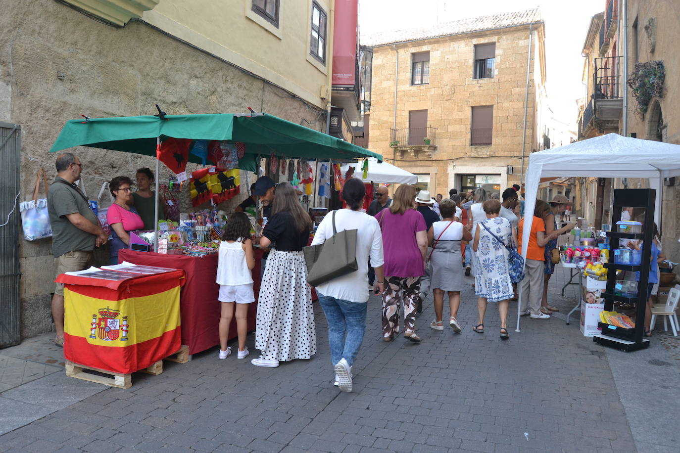 El comercio local abarrota las calles de Miróbriga