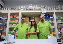 La dueña de la farmacia, Carla Pinto, junto a dos de los empleados.