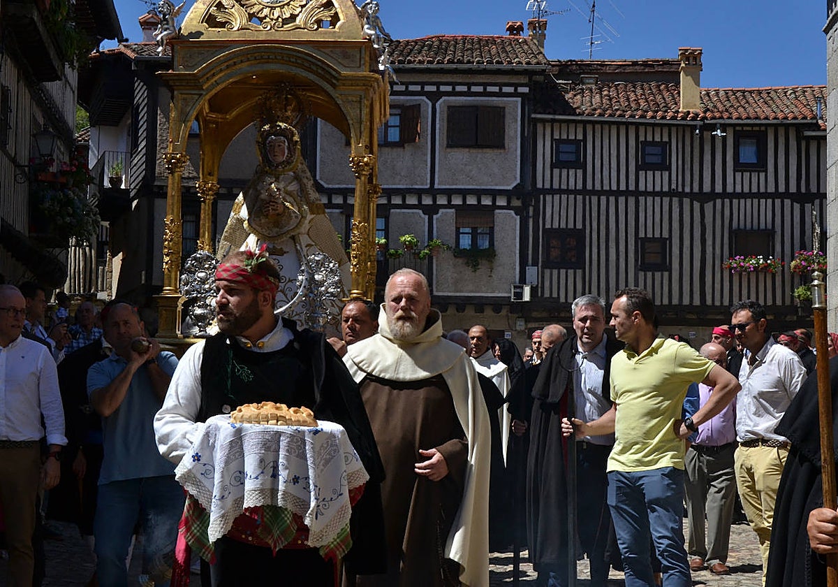 Procesión y ofertorio de la Virgen de la Asunción.