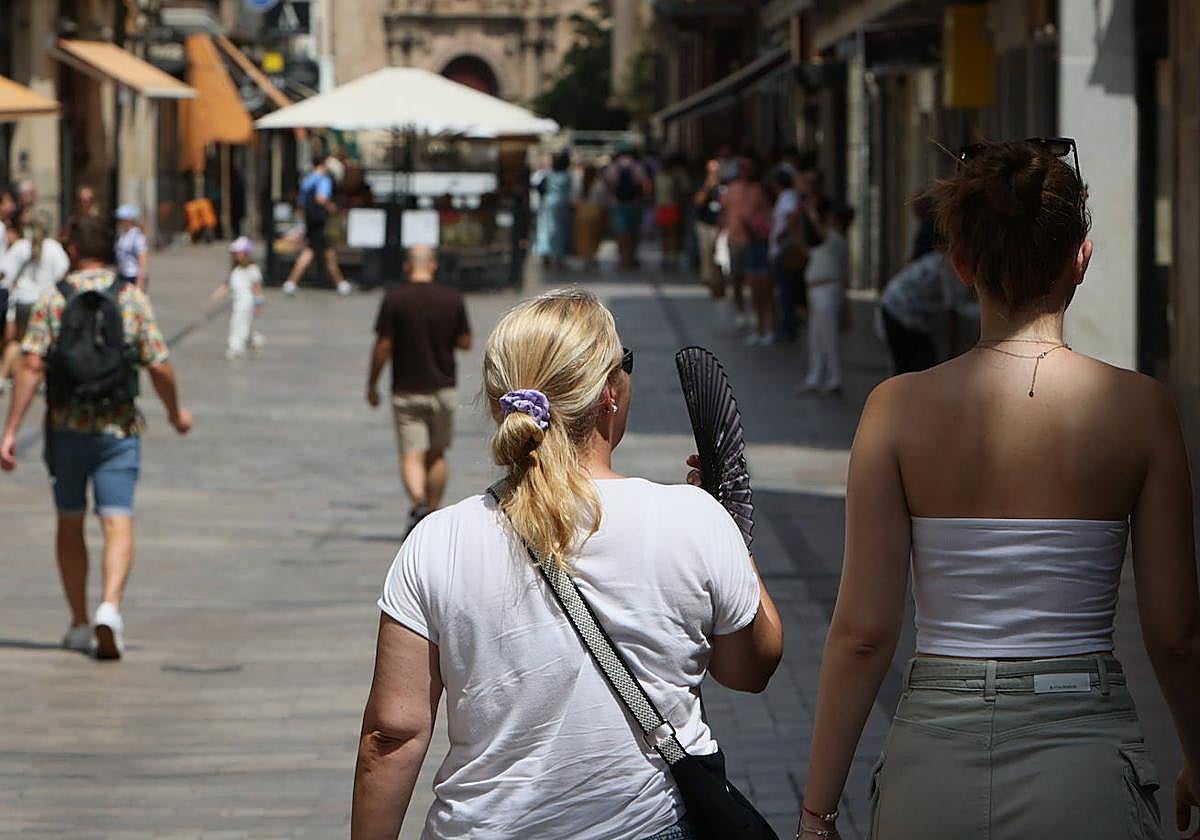 Una mujer se abanica para combatir el calor en Salamanca.