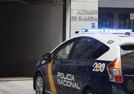 Una dotación de la Policía Nacional entra a los Juzgados de Guardia de Salamanca.