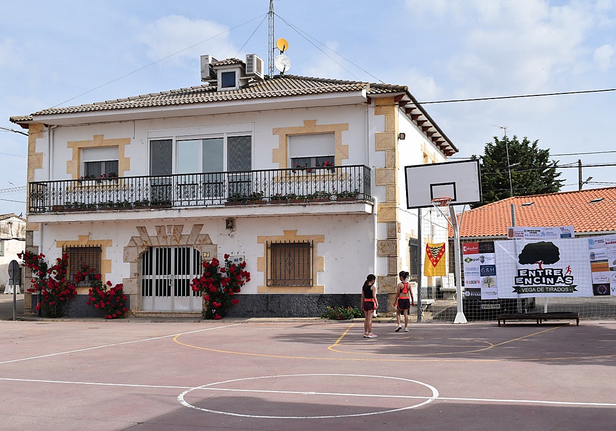 La plaza de la localidad de Vega de Tirados.