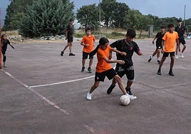 Fútbol en la pista de la piscina municipal