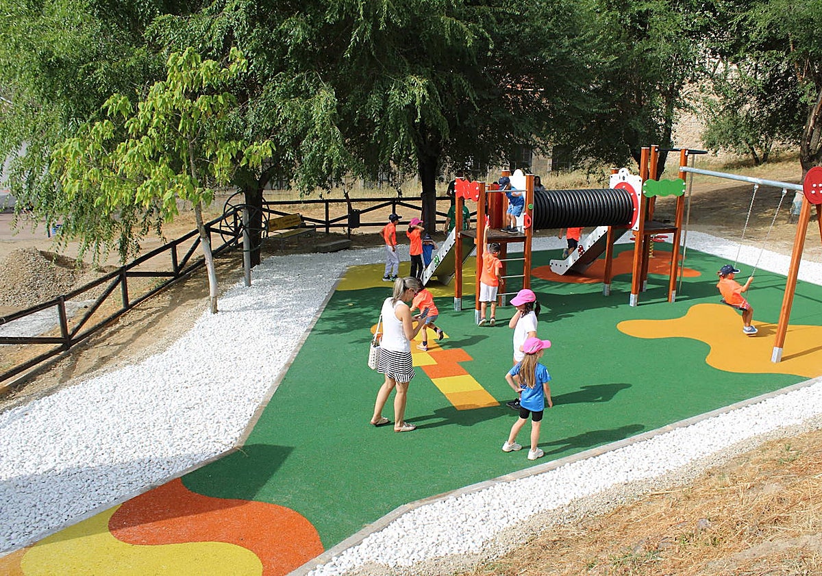 Imagen principal - Imágenes de las instalaciones inauguradas este miércoles. El acto acabó con una invitación a dulces y refrescos.