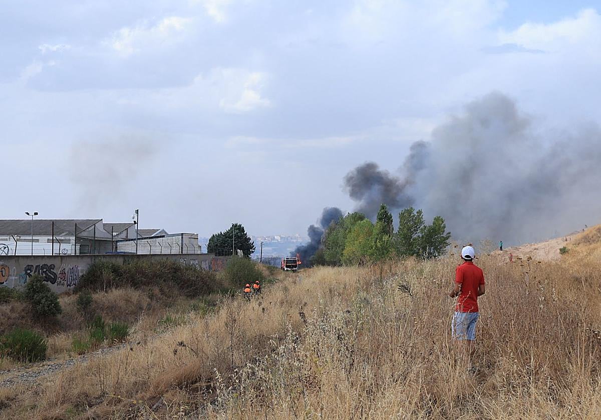Humo procedente del incendio del pasado lunes en El Montalvo.