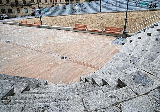 Los nuevos bancos, el pavimento renovado y el jardín, a la espera de la plantación de los árboles y arbustos.