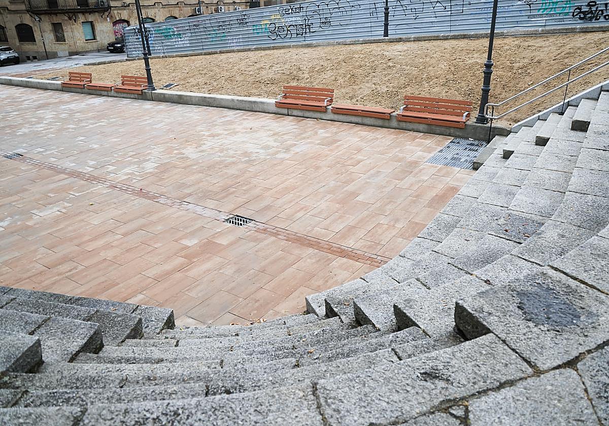 Los nuevos bancos, el pavimento renovado y el jardín, a la espera de la plantación de los árboles y arbustos.