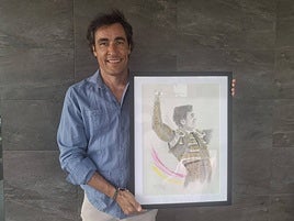 El artista David Sánchez con el cartel de El Capea.