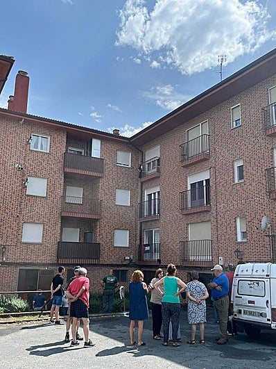 Imágenes de los vecinos durante el desalojo en el Barco de Ávila.