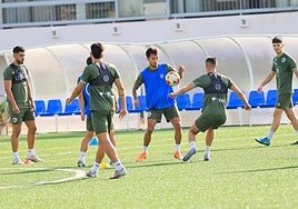 Los jugadores de Unionistas realizan un ejercicio de calentamiento antes del entrenamiento de ayer.